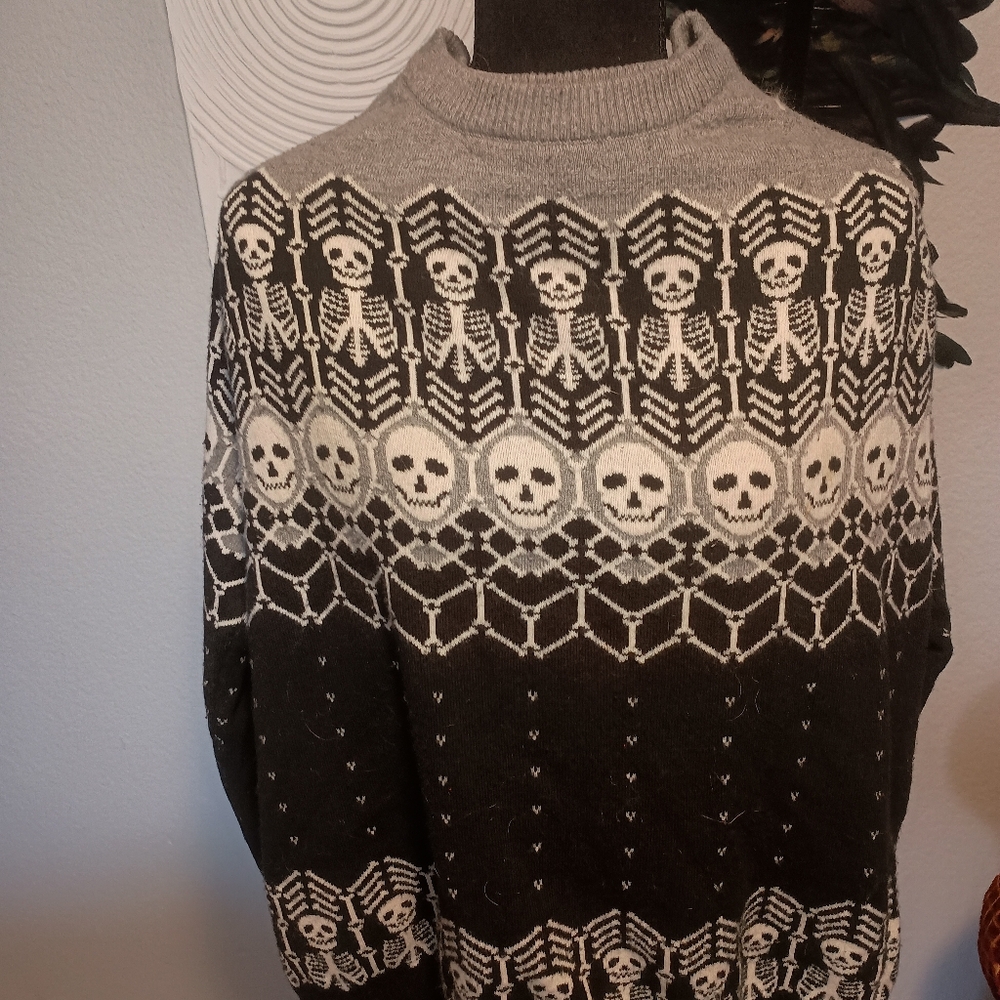 Skull Pattern Sweater - Black and Gray